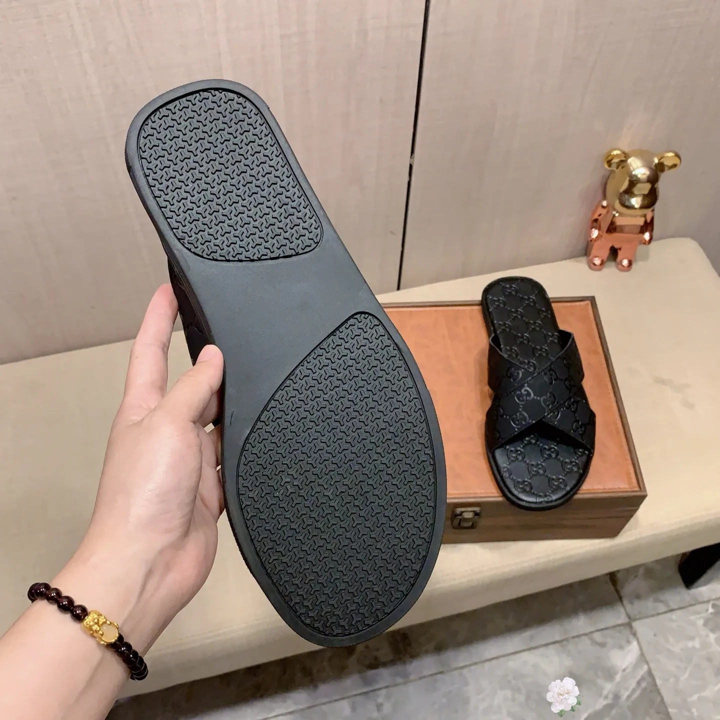 Slippers: New model: Factory price: 260💰💰🎩🎩🔥🔥《 Gucci* 》Series of slippers top purchasing agent🔍🔍Sold at the same time for men, original Italian imported webbing made of selected cowhide, exquisite workmanship,), sole: (super comfortable) original factory special sole, ⚠️exclusive double-layer movable molded sole super comfortable⚠️, real shot🎬the real thing is more beautiful🔍🔍266 regular code 38-44, can be ordered 45.